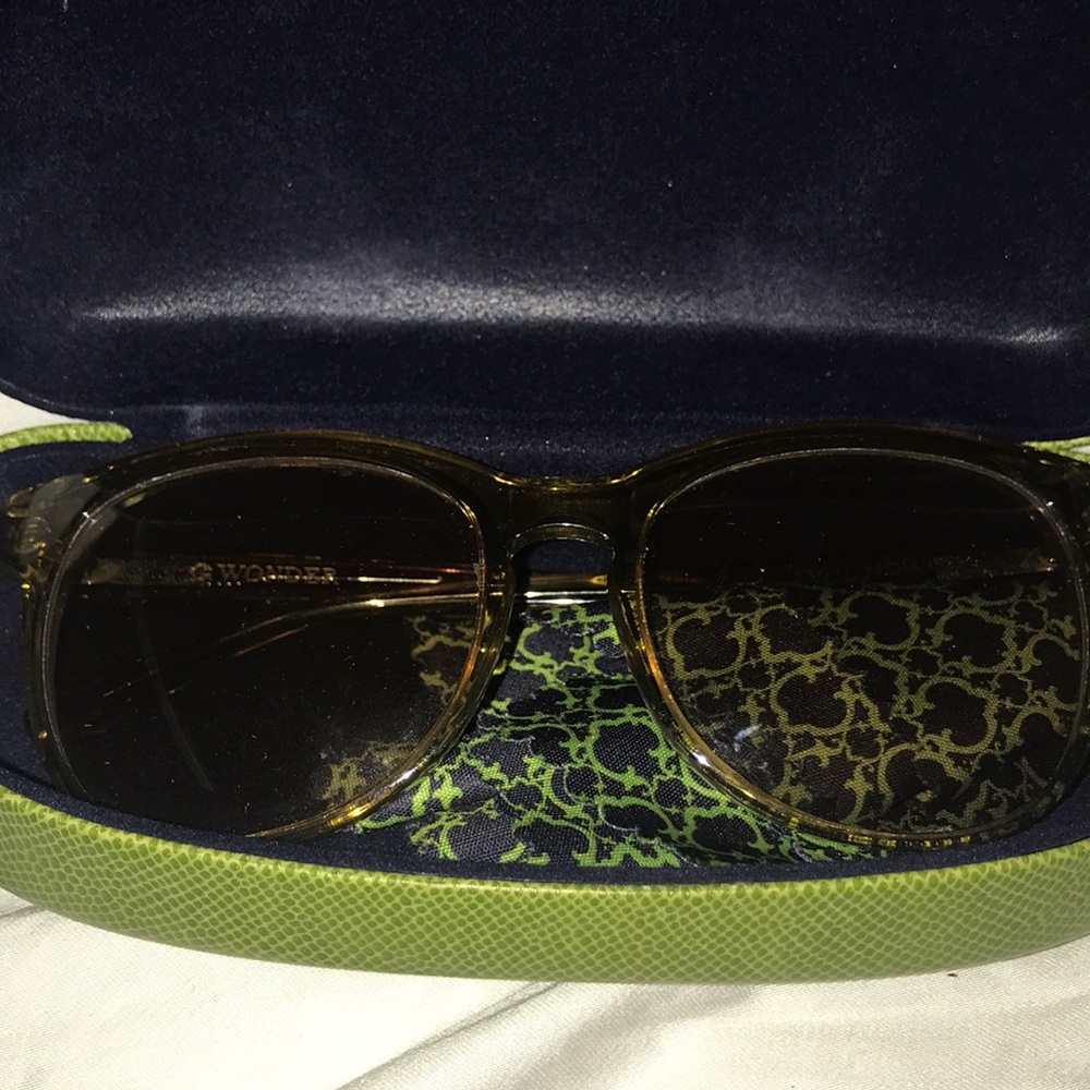 C. Wonder sunglasses!